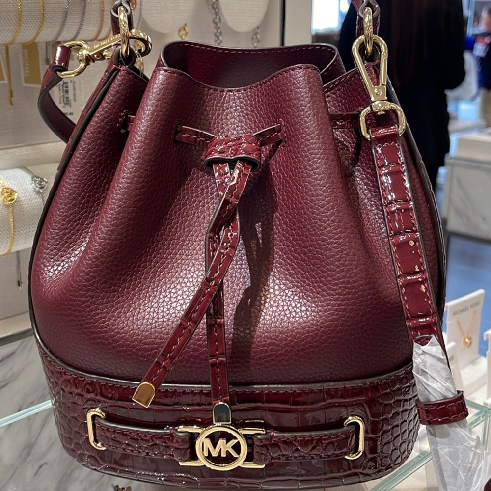 MICHAEL KORS 
Reed Medium Pebbled Leather Belted Bucket Messenger Satchel Crossb